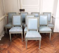 SUITE DE HUIT CHAISES de salle à manger en bois mouluré, scu…