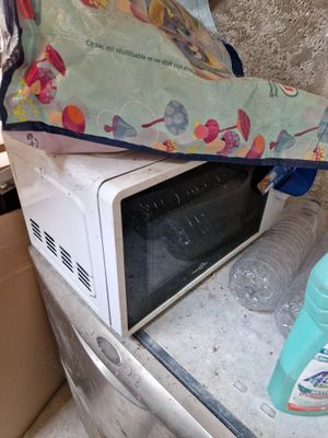 un sac posé sur un four grille-pain avec une bouteille de détergent