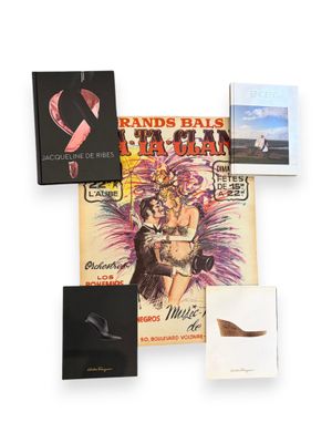 Plusieurs livres et cartes sont disposés sur une surface blanche