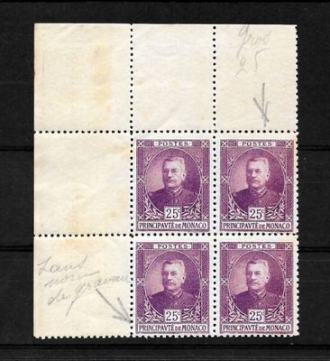 les quatre timbres se trouvent sur la même feuille de papier et portent le même timbre