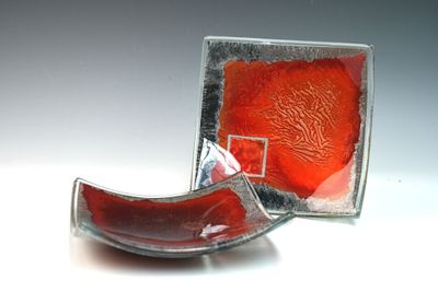 a glass bowl and a glass plate sitting on a table