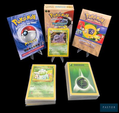 Quatre cartes Pokémon sont présentées sur un fond noir