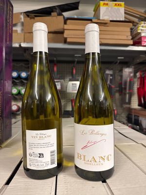 deux bouteilles de vin posées sur une table l'une à côté de l'autre
