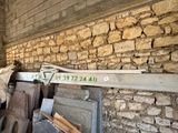 un tas de vieilleries devant un mur de briques