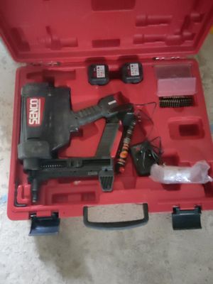 une caisse à outils rouge avec des outils sur le sol