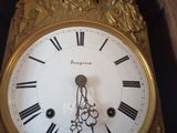 une horloge en or avec des chiffres romains sur le cadran