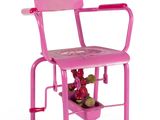 une chaise rose dans laquelle se trouve un jouet