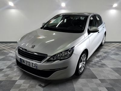 la voiture blanche est garée dans le garage sur le sol en damier