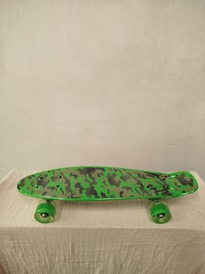 un skateboard vert posé sur une table en bois