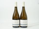 deux bouteilles de vin blanc posées sur une surface blanche