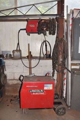 l'image d'un garage contenant de nombreux outils