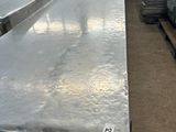 une grande table en métal au milieu d'une pièce