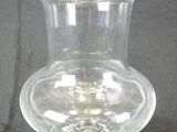 un vase en verre transparent posé sur une table