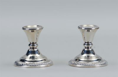 paire de chandeliers en métal argenté sur fond blanc
