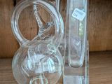 un vase en verre muni d'une anse et un vase en verre muni d'une anse