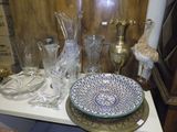 une table sur laquelle se trouvent une assiette, des vases et d'autres objets