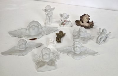 de nombreuses figurines d'anges posées sur une table