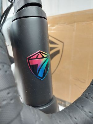 un gros plan sur le guidon d'un vélo orné d'un autocollant