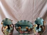 trois vases posés sur une table