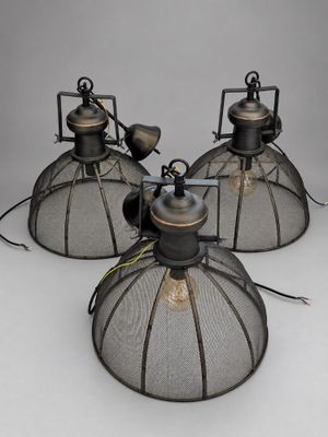 trois luminaires anciens de style industriel recouverts d'un treillis métallique