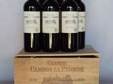 six bouteilles de vin dans un coffret en bois sur une table