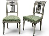 une paire de chaises argentées avec des coussins d'assise rembourrés verts