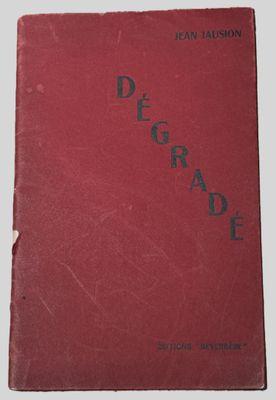 un livre rouge posé sur une table à côté d'un mur blanc