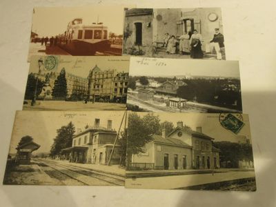de nombreuses photos anciennes de différents bâtiments sur cette table