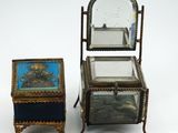 deux meubles anciens, dont un miroir et une petite boîte