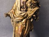 l'image d'une statue représentant une femme tenant un enfant dans ses bras