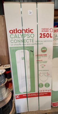 des boîtes sont empilées dans un entrepôt