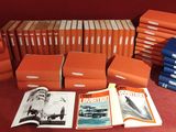 plusieurs livres sont empilés sur une table