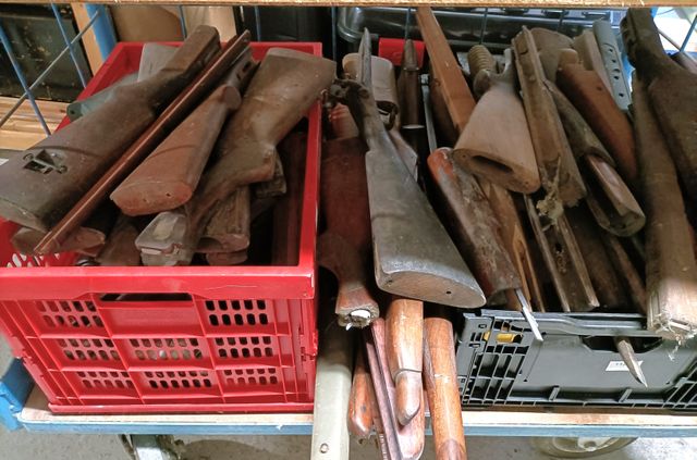 Un lot de crosses, fûts et bois. (Expédition : se renseigner aupr