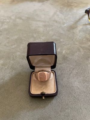 une photo d'une bague dans une boîte posée par terre