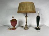 deux lampes et un abat-jour posés sur une table