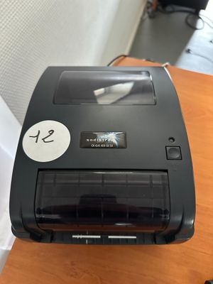 La machine à tickets se trouve sur la table près du mur