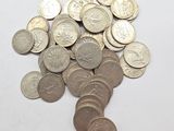 une pile de pièces d'argent sur une surface blanche