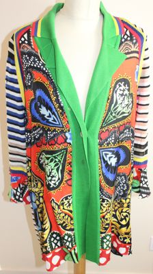 cardigan multicolore sur un mannequin, un mannequin, un mannequin, un mannequin, un mannequin, un mannequin, un mannequin, un mannequin