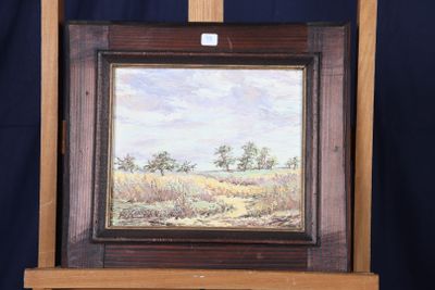 une peinture à l'huile représentant un paysage, posée sur un chevalet, avec un fond bleu