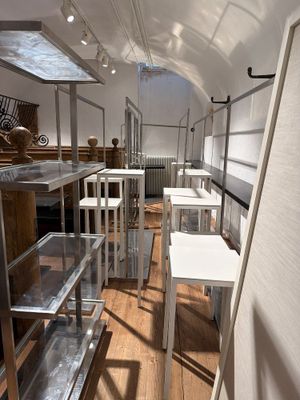 il y a beaucoup de tables et de chaises dans le compartiment de ce car scolaire