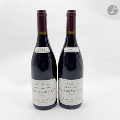 deux bouteilles de vin rouge posées l'une à côté de l'autre sur une surface blanche