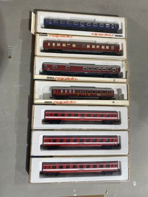 six wagons sont empilés les uns sur les autres dans un compartiment