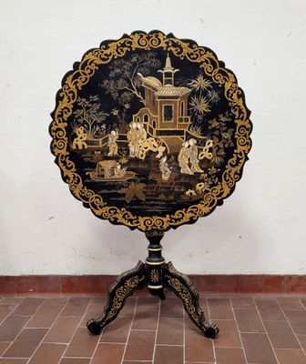 une image représentant une table ornée d'un motif noir et or