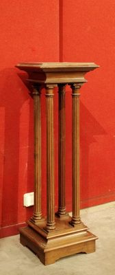 une table en bois sur laquelle reposent deux colonnes