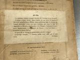 un vieux livre posé sur une table