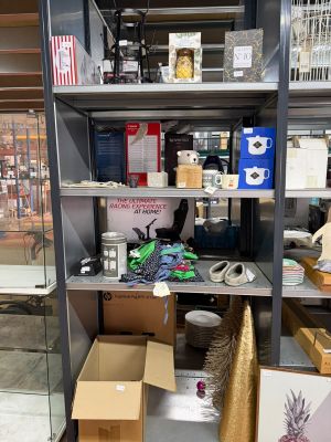 de nombreuses caisses, les unes à côté des autres, sur les étagères du magasin