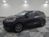 un 4x4 noir garé sur un sol en damier dans un garage