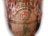 un grand vase orné d'un motif sur fond blanc