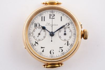 gros plan d'une montre en or sur une surface blanche