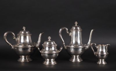 un ensemble de théières et de cafetières en argent sur fond noir